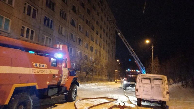 Спасли 10 жильцов из горящего дома в Оленегорске