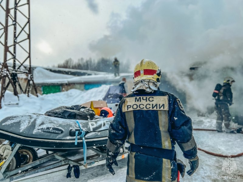 Сгорели три гаража на Зеленой в Мурманске