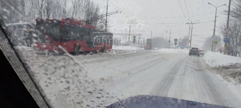 Самосвал кузовом оборвал провода в Мурманске