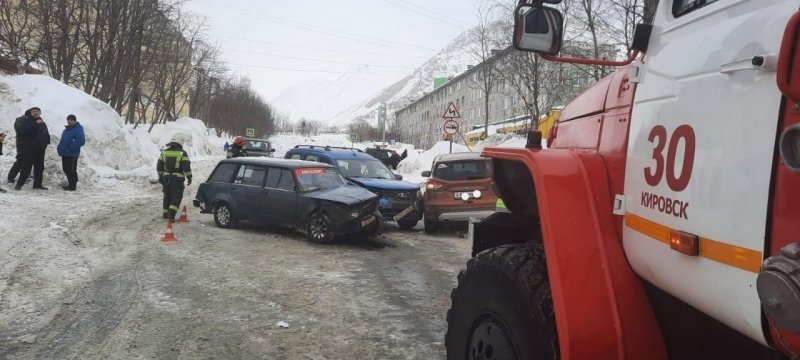 Три машины столкнулись в Кировске