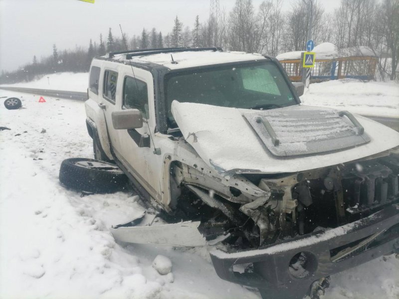 «Вольво» жестко подрезал «Хаммер» на дороге в аэропорт Мурманска