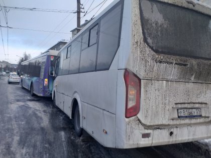 Автобусы «поцеловались» на остановке в Мурманске