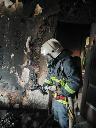 Спасли двух человек из горящей квартиры утром в Мурманске