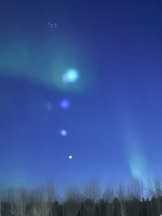 Загадочные светящиеся шары висели в небе над Мурманской областью