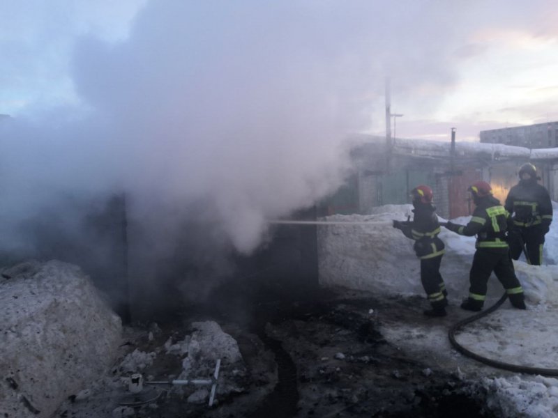 Огонь повредил отечественный внедорожник в Оленегорске