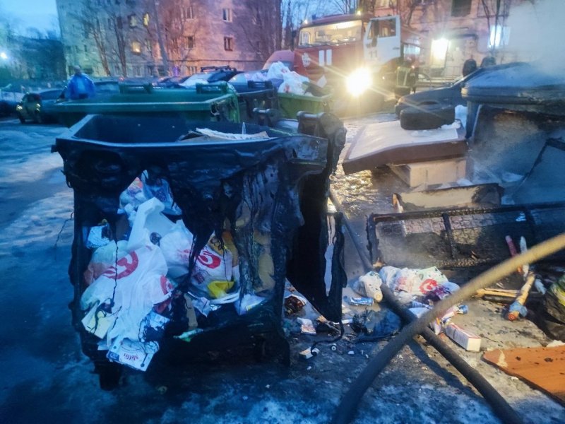 Из-за горящего мусора повредилась иномарка в Мурманске