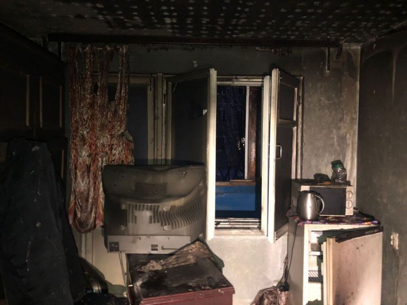 Из горящей квартиры коммуналки спасли человека в Мурманске