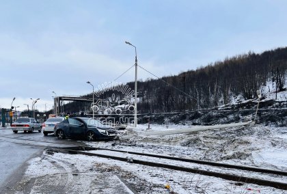 Сбила фонарный столб машина ранним утром в Мурманске