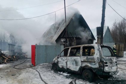 Сгорели гараж, иномарка и мотоцикл в Сафоново