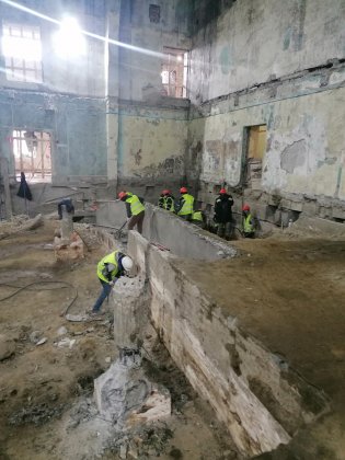 Раритет откопали при реконструкции кинотеатра в Кировске
