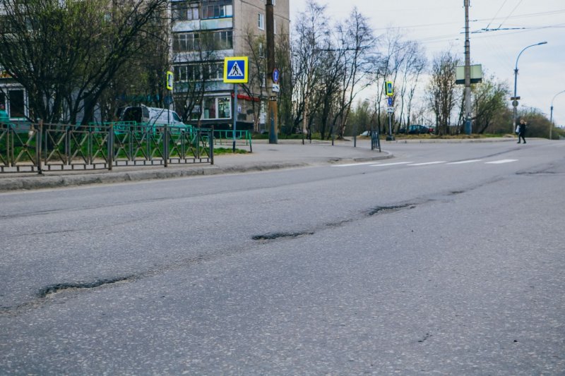 Разошелся по швам асфальт: подрядчик не хочет переделывать ремонт дороги в Мурманске