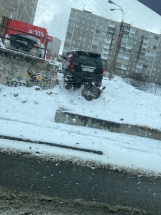 Повисла над тротуаром машина в Мурманске