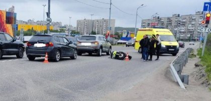 «БМВ» врезался в столб, мотоцикл — в машины в Мурманске