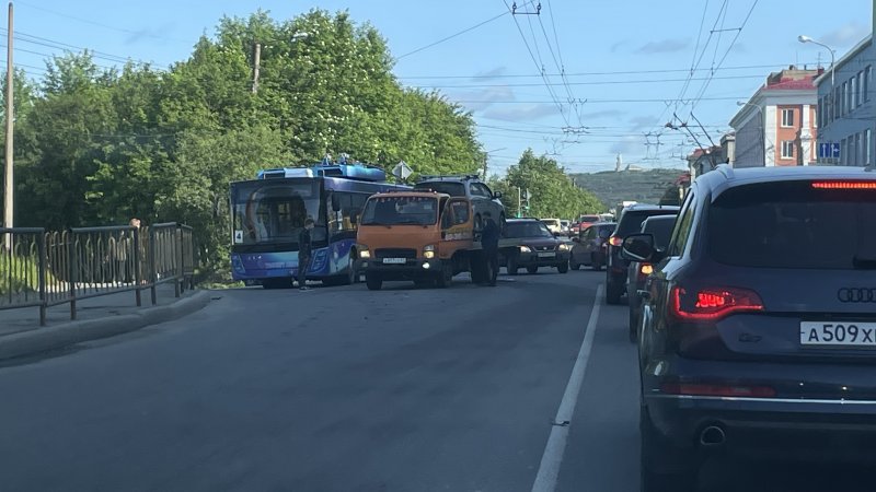 Эвакуатор врезался в троллейбус в Мурманске