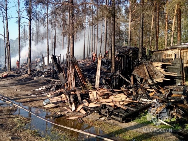 35 построек обгорели при пожаре в Зеленоборском