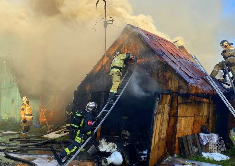 Сгорели три гаража в Североморске