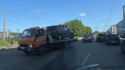 Эвакуатор врезался в троллейбус в Мурманске