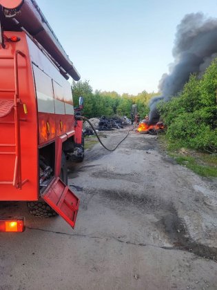 Оплавились старые шины и строительный мусор в Мурманске