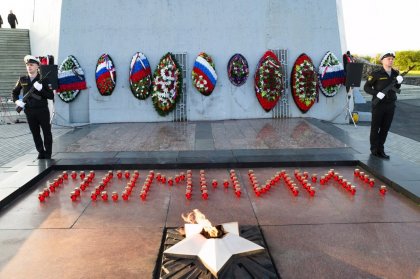 Зажгли свечи в День памяти и скорби в Мурманске Зажгли свечи в День памяти и скорби в Мурманске