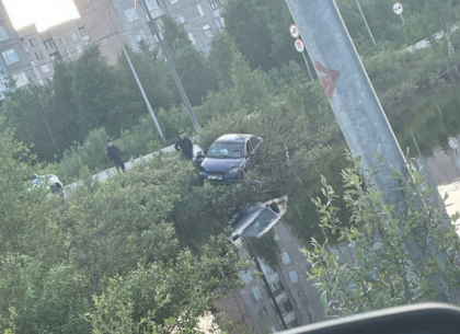 Подростки на иномарке пытались скрыться от полиции и ГИБДД в Оленегорске