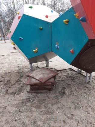 Полуразрушены многие детские игровые и спортплощадки в Североморске