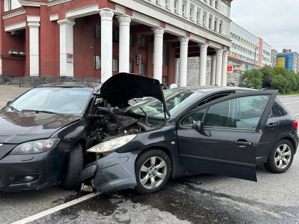 Из-за оплошности водителя авария произошла в центре Мурманска Из-за оплошности водителя авария произошла в центре Мурманска