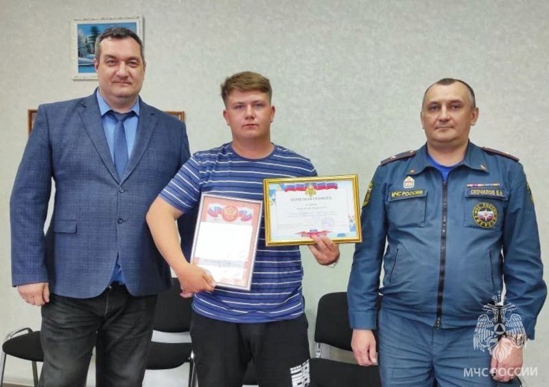 Наградили героя, спасшего пятерых при пожаре в Зеленоборском