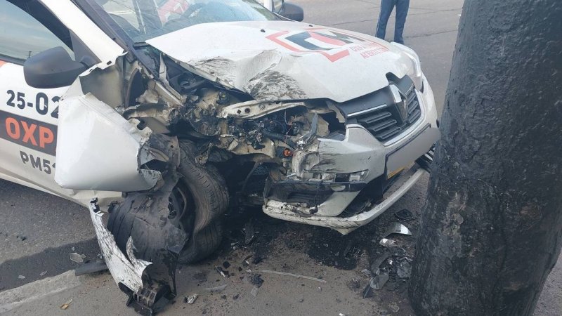 Иномарка врезалась в столб: трое пострадали в аварии в Мурманске