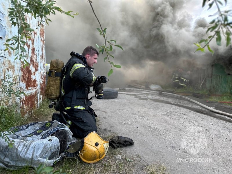 Сгорели одновременно 8 гаражей в Мурманске