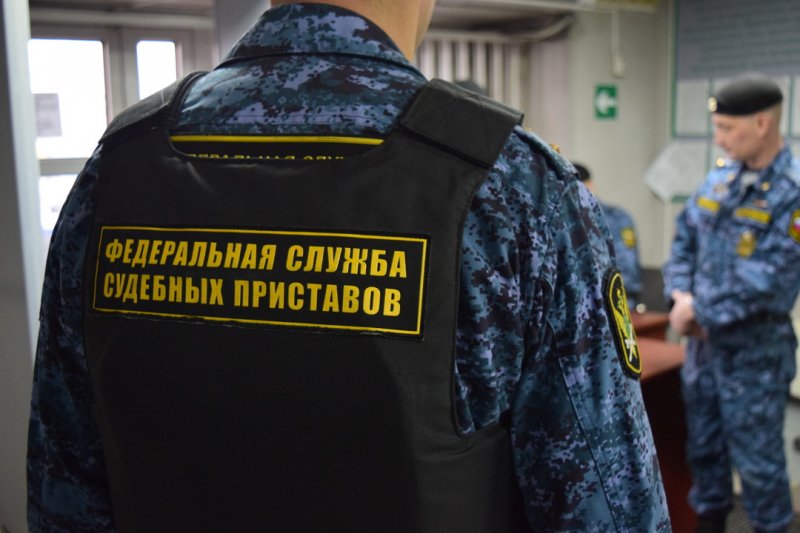 Залез на пожарную лестницу здания суда: у мужчины нашли наркотики в Оленегорске
