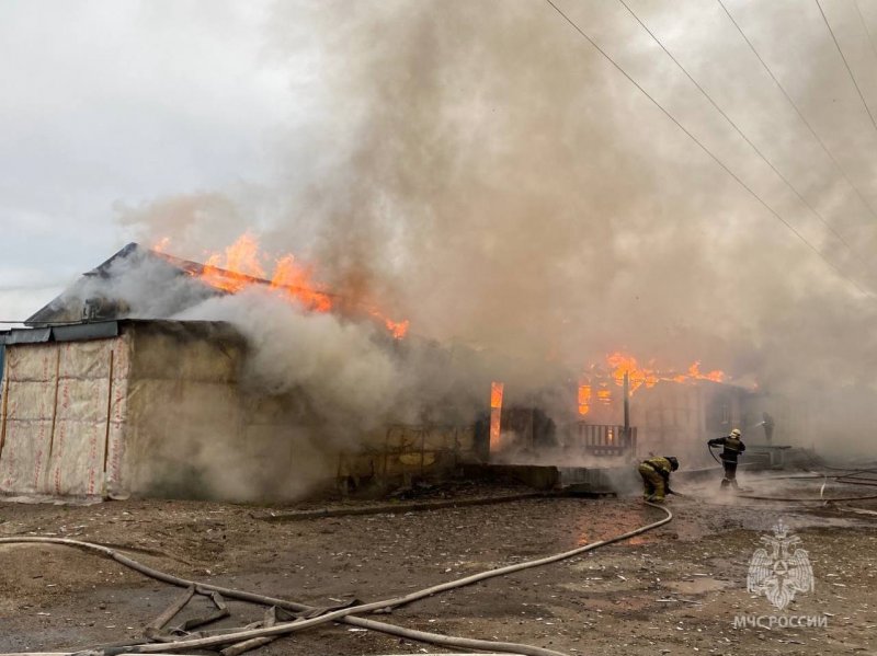 Сгорел мебельный цех в Мурманске