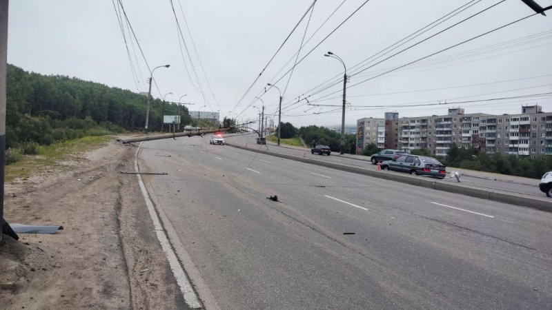 Пьяным был водитель, снесший столб на Кольском проспекте в Мурманске