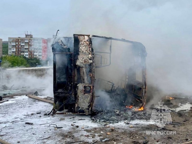 Старый автобус сгорел в бывшей автоколонне Мурманска