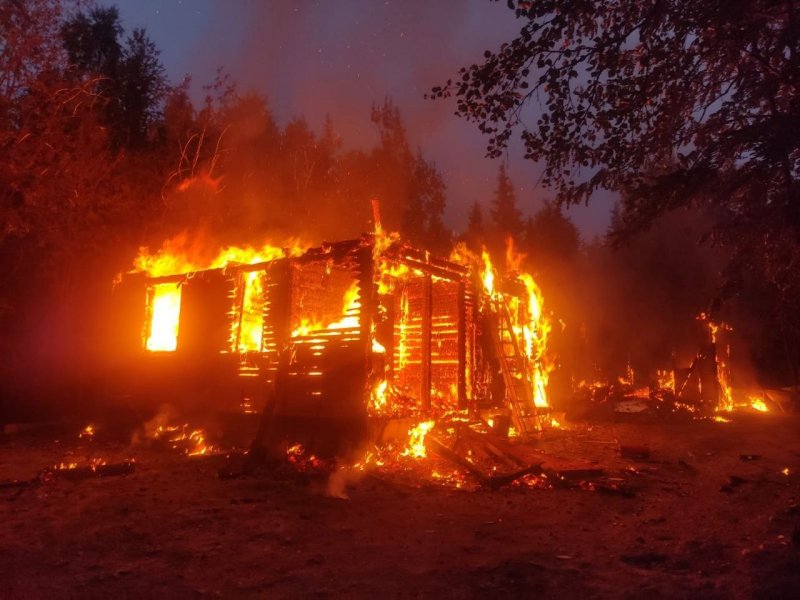 Огонь уничтожил дачу в Кольском районе