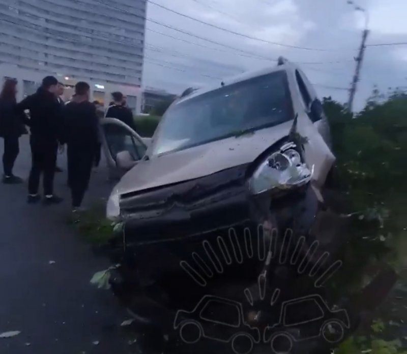 Легковушка сбила дорожный знак и выскочила на тротуар в центре Мурманска