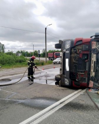 Грузовик перевернулся на трассе между Апатитами и Кировском