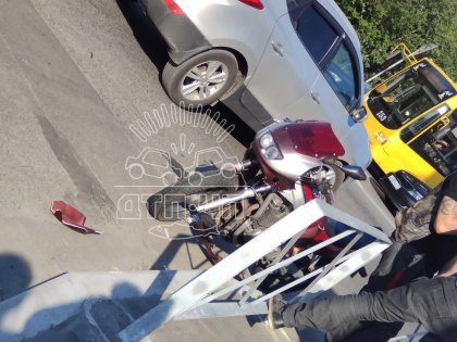 Мотоцикл врезался в «Ладу» на перекрестке в Мурманске