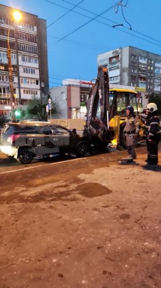 В Мурманске протаранила экскаватор иномарка: ее водитель был пьян