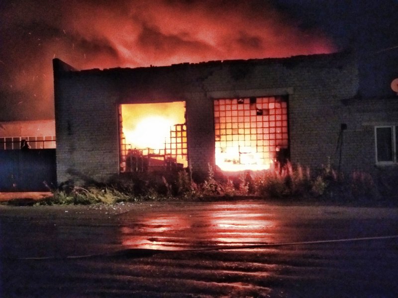 Фронтальный погрузчик и иномарка обгорели в гараже в Ковдоре