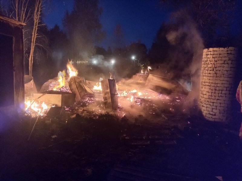 Сгорела дача под Ковдором, спасли человека при пожаре в Кировске