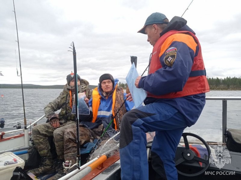 Любителям осенней рыбалки напоминают правила безопасности на воде в Заполярье