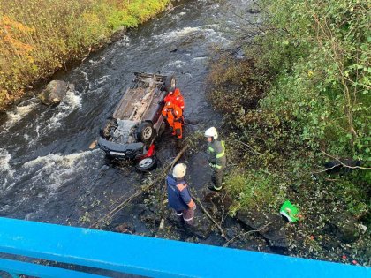 Погибла пассажирка: упала в реку машина в Кольском районе