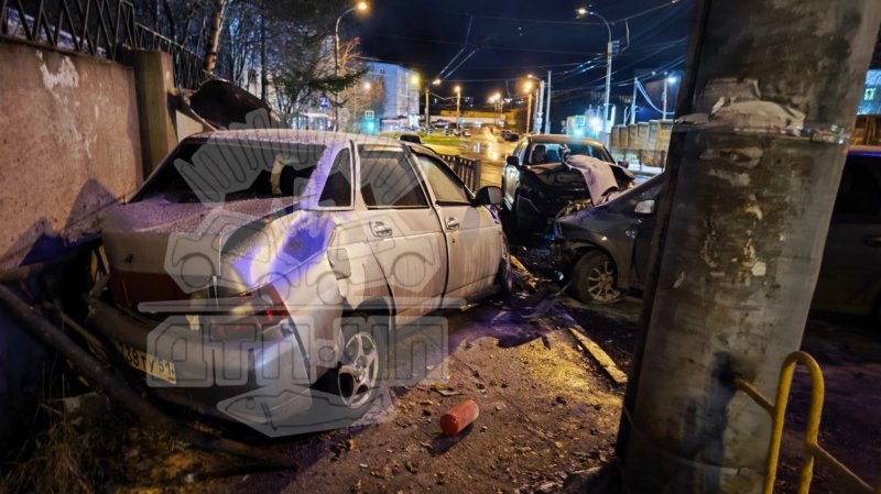 Врезалась в бетонную стену машина: массовая авария в Мурманске