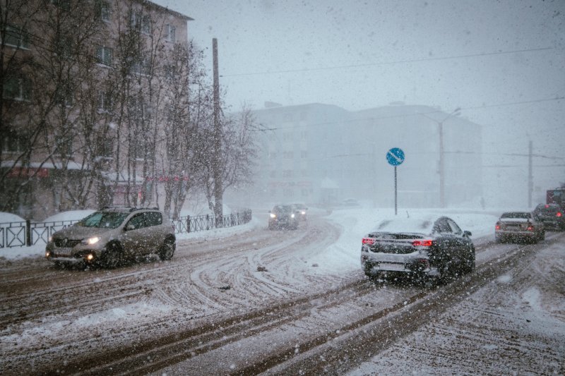 Снег и сильный ветер несет циклон из Скандинавии в Мурманскую область