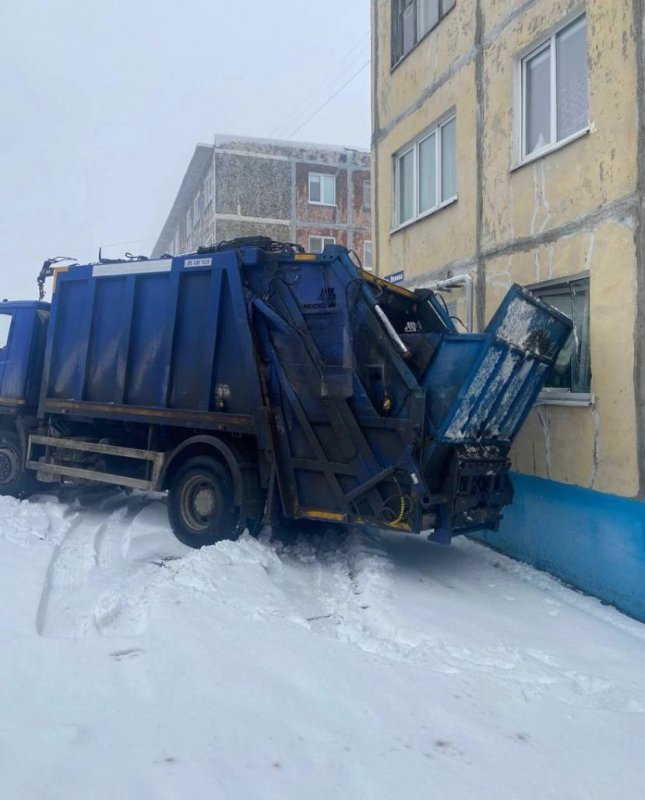 Выбил окно в доме мусоровоз в Кировске
