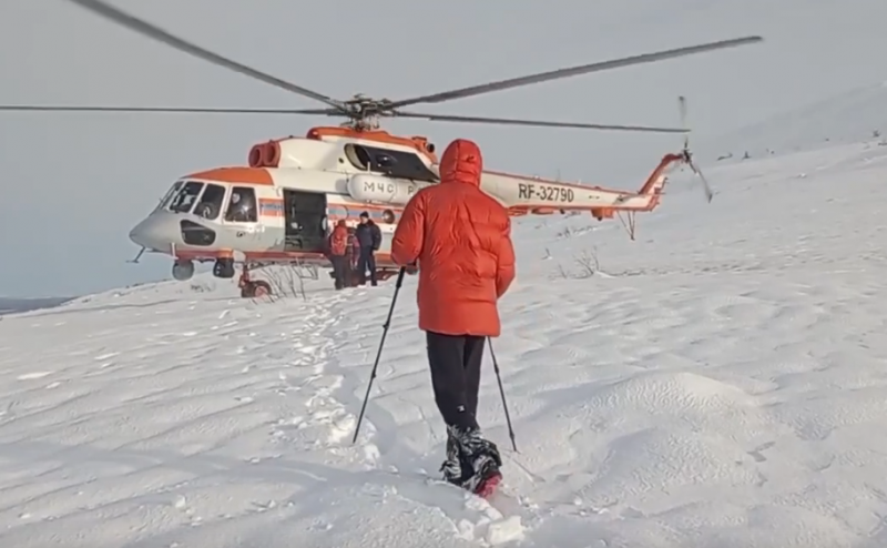 Пострадавших туристов вертолетом доставили в Мурманск из Ловозерского района