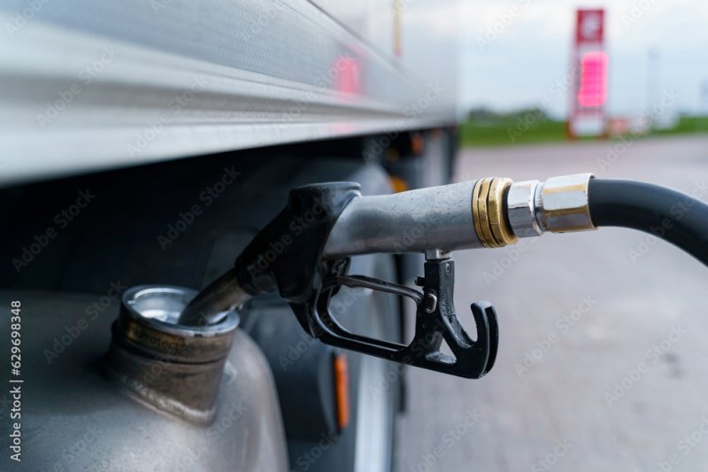Почти тонну топлива украл водитель на предприятии в Ковдоре
