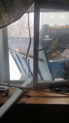 Компенсируют ущерб за выбитое мусоровозом окно жильцам квартиры в Кировске