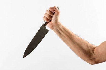 Ревнивец ударил ножом в лицо гостя в Полярном