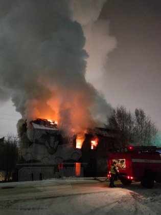 Всю ночь до утра пожарные тушили горящий дом в Мурманске